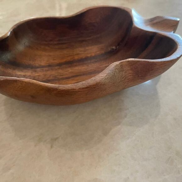 Vintage Monkeypod wood leaf shaped bowl - Picture 7 of 8